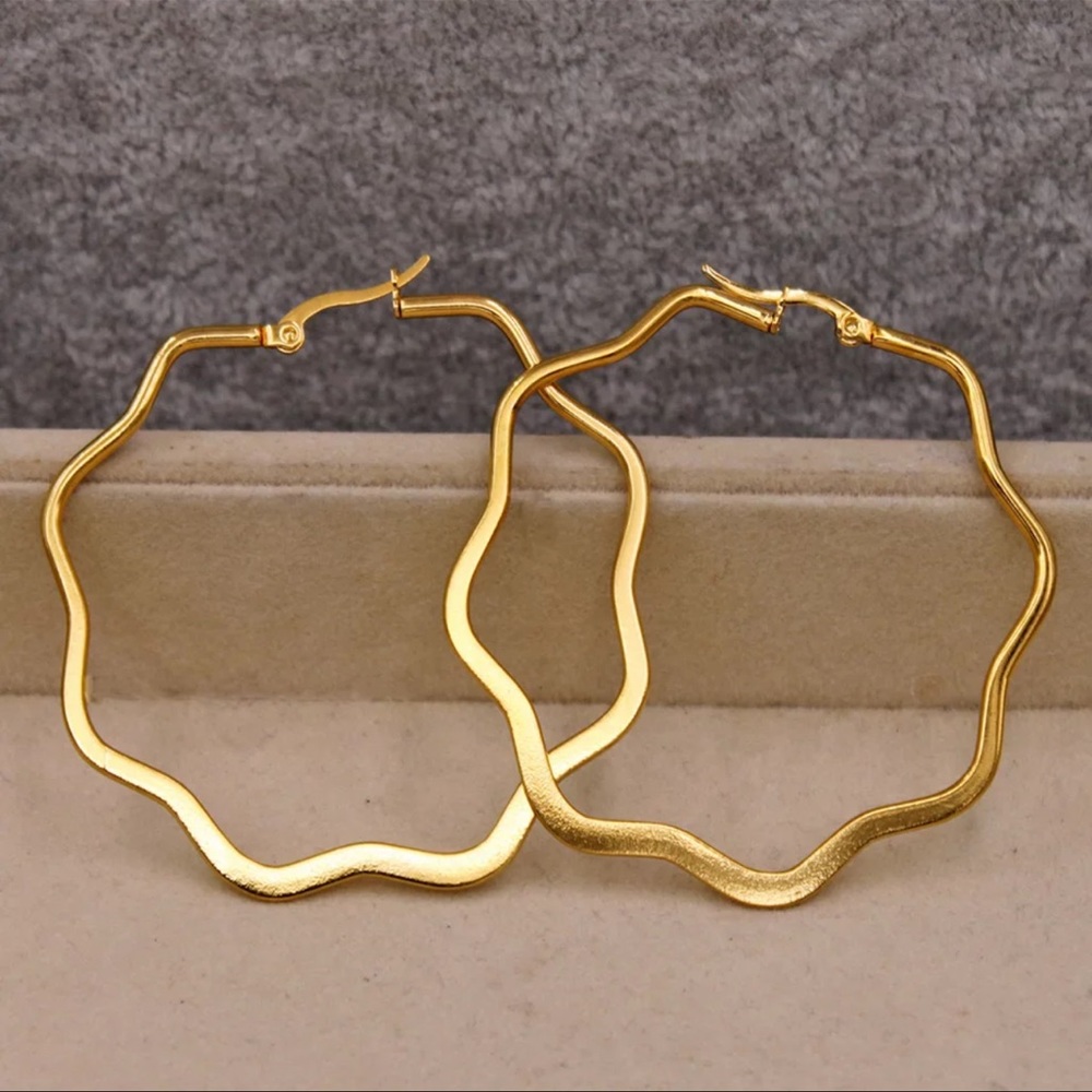 ✨ New Wavy Hoop Earrings